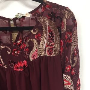 Dress in Wine with Bell Sleeves Velvet Details